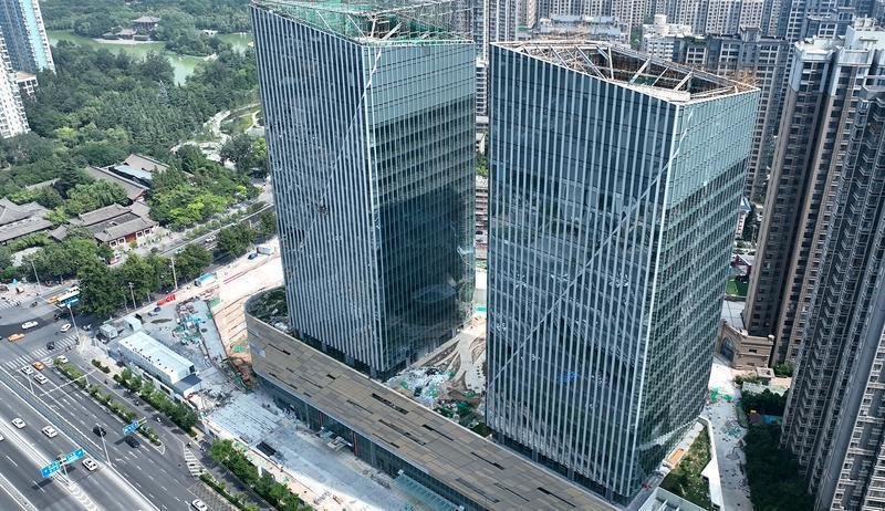 图为已完成验收的丝路国际金融中心B、C座。