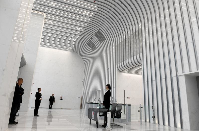 图为已完成验收的丝路国际金融中心c座内景。