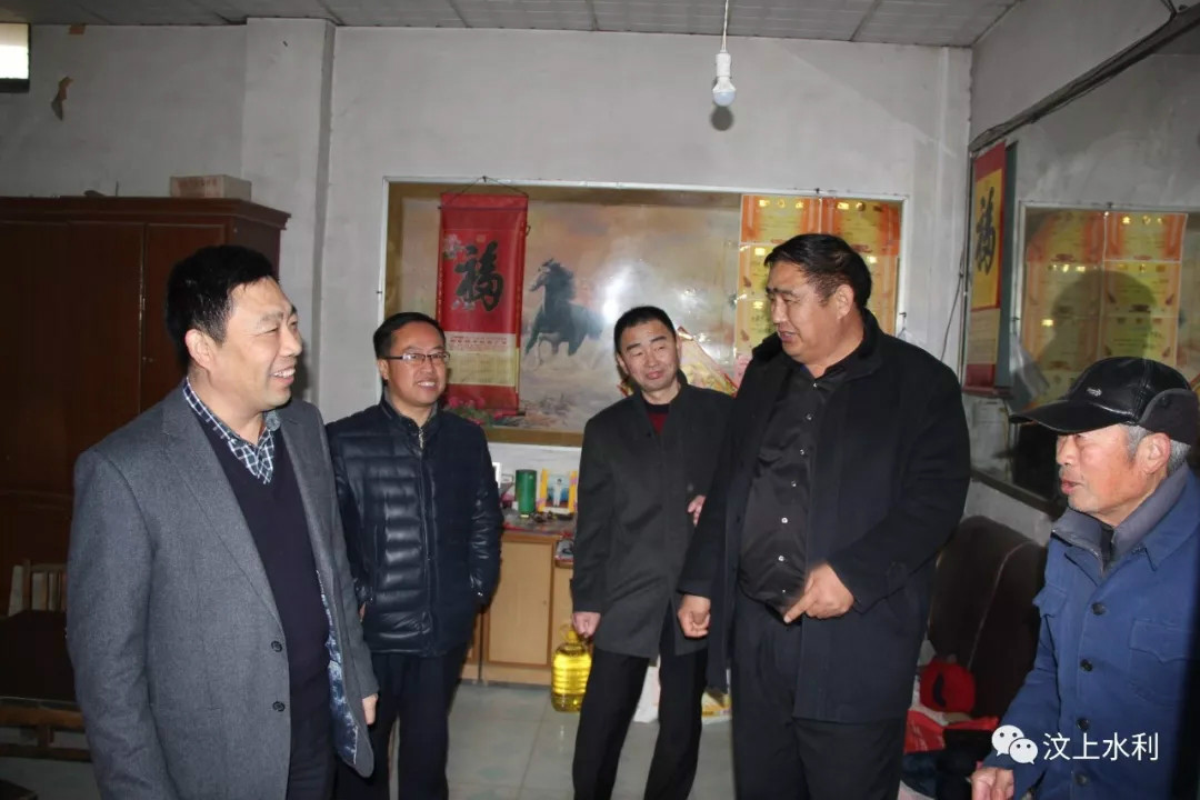 县水务局党组书记,局长邢军到南旺镇柳林一村走访慰问困难群众